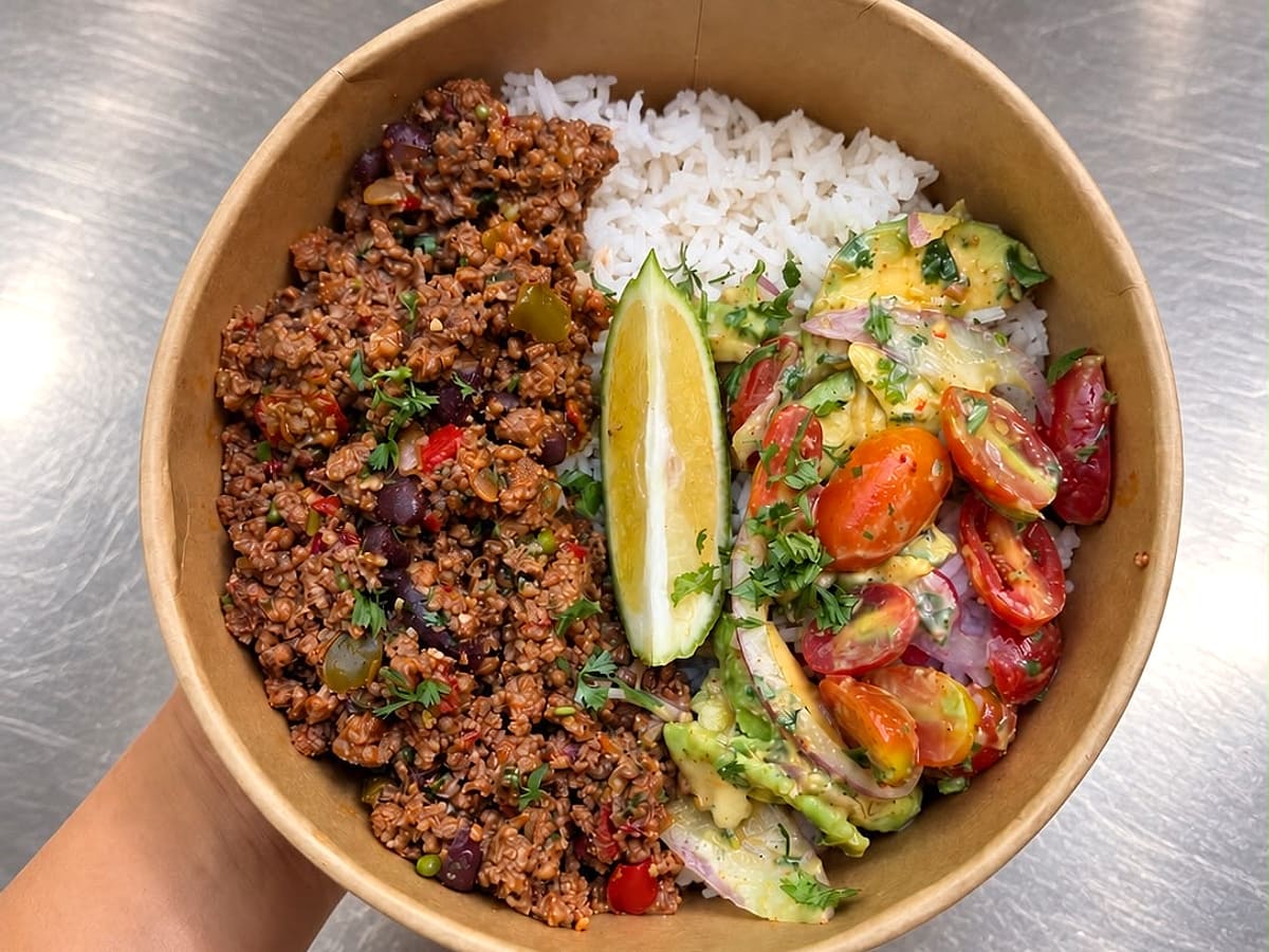 Chili, riz & salsa avocat-tomates cerises