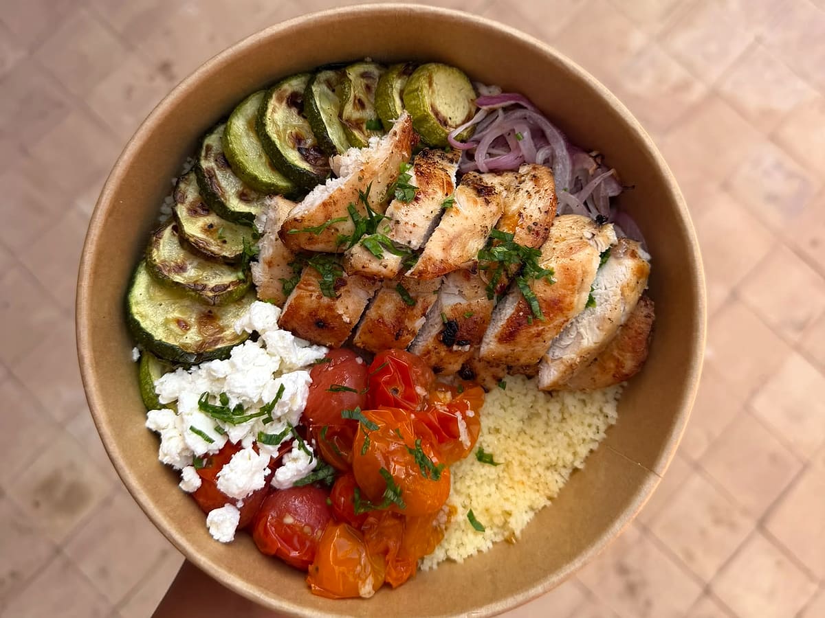 Poulet grillé, courgettes, tomates rôties, feta & semoule