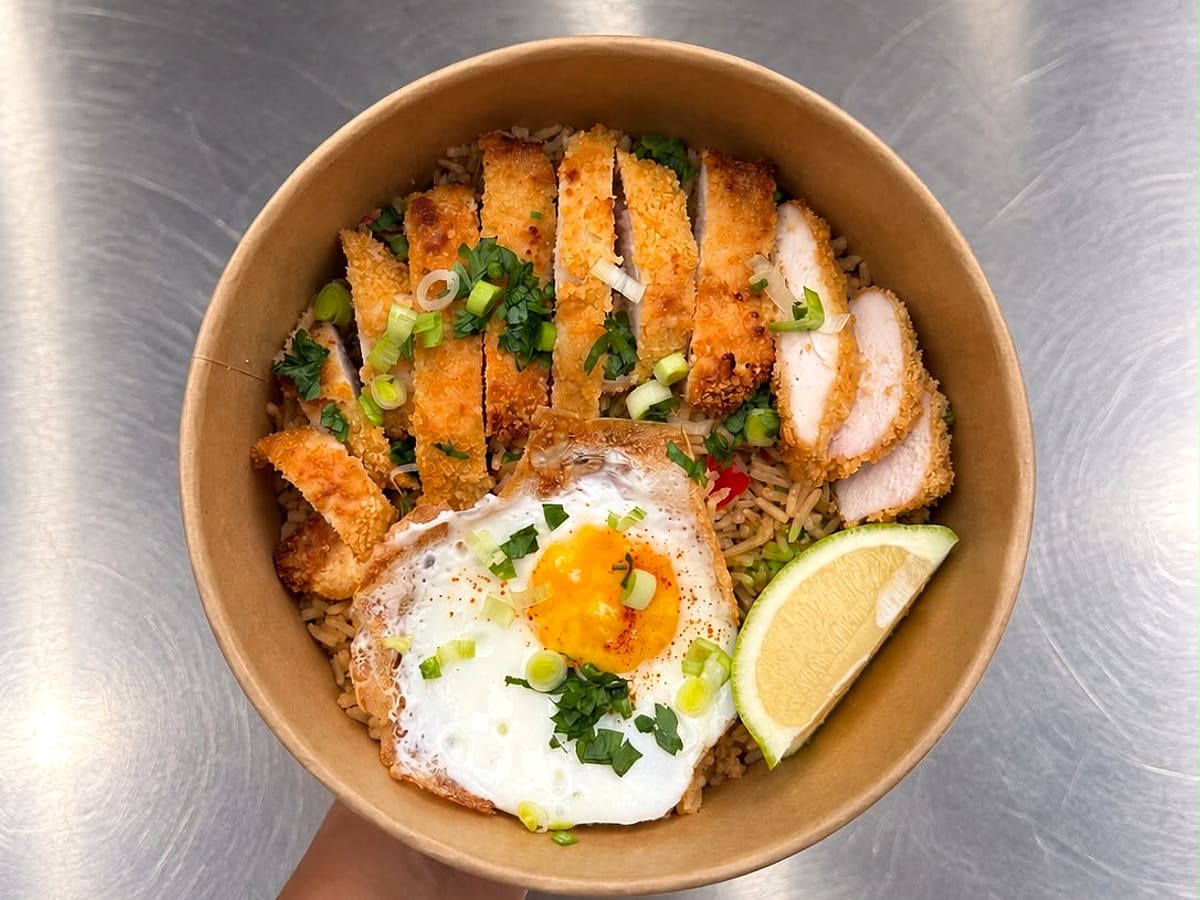 Riz sauté, poulet croustillant, œuf & citron vert
